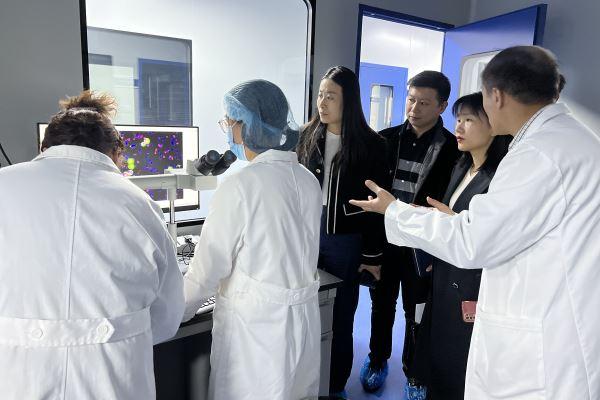 米教授为科协张主席解说尊时凯龙生物医疗CTC手艺 米教授为科协张主席解说尊时凯龙生物医疗CTC手艺.jpg